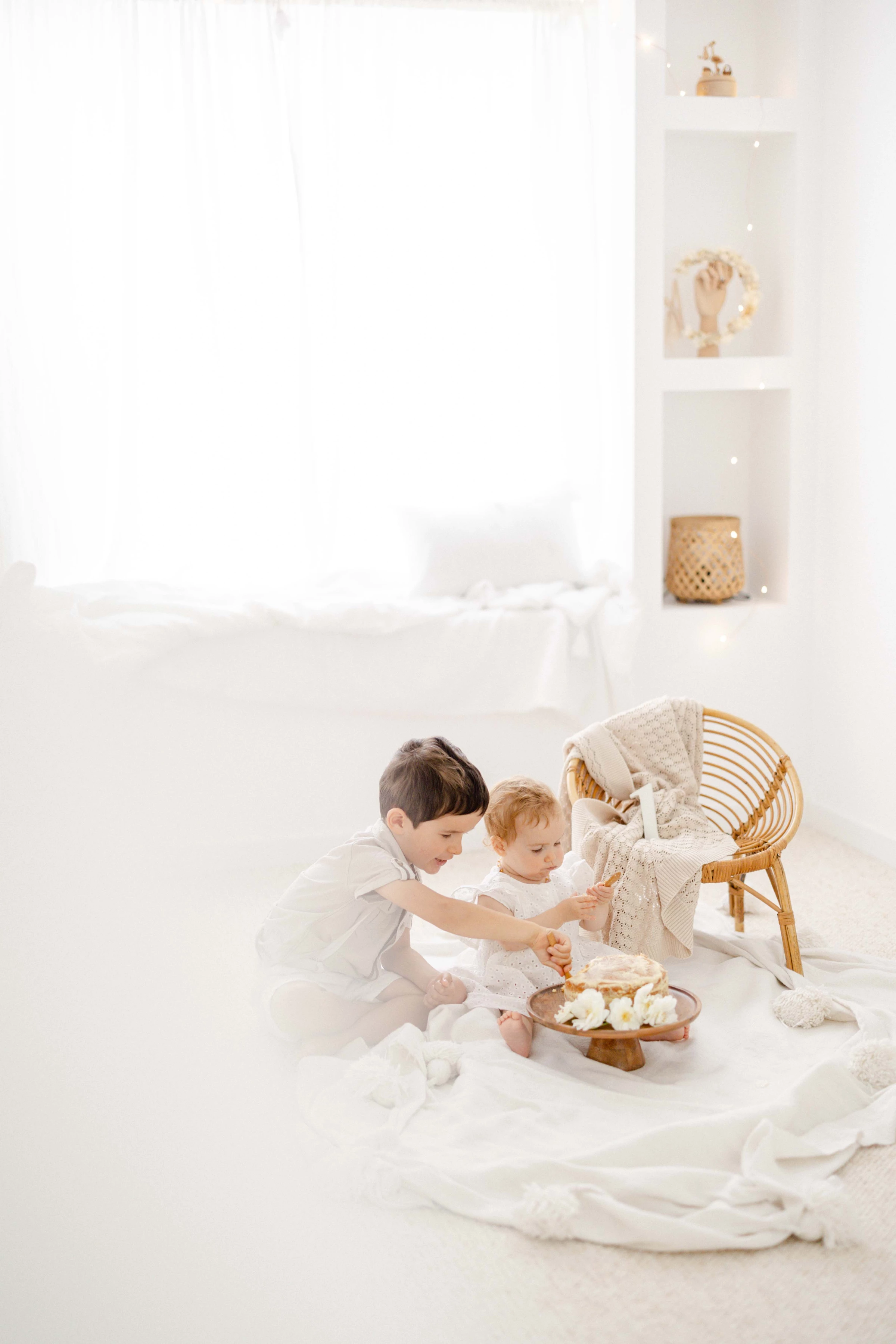 enfant bonheur panier beige gris